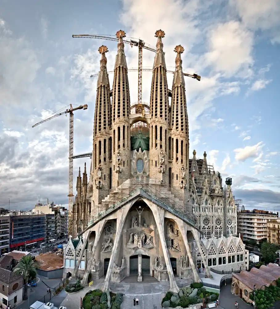 Structural Stone in Sagrada Familia: The Art and Math of Restoration — image 1